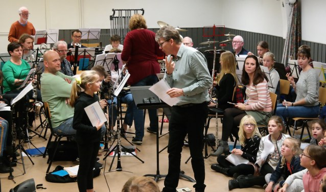 De kinderen tijdens één van de repetities voorafgaand aan het concert.