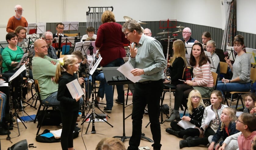 De kinderen tijdens één van de repetities voorafgaand aan het concert.