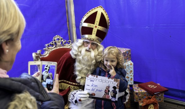 Met Sint én het Pietendiploma op de foto