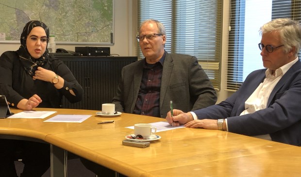 Wethouder Nadya Aboyaakoub met Wim Simon (secretaris NSC) en Jan van Leuveren (voorzitter Veensche Boys).
