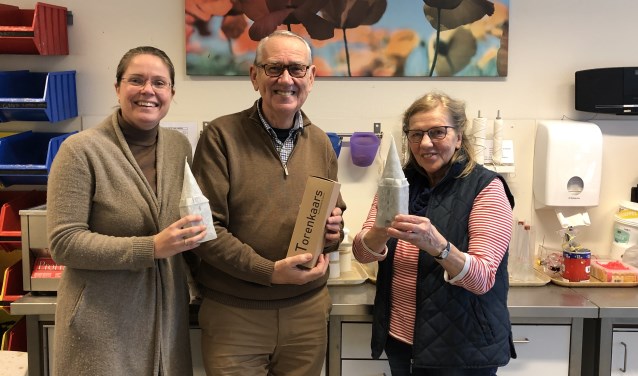 Liesbeth van Meurs, Jaap Lagendijk en Hermien Hekkelman vinden de Torenkaars van de Maartenskerk een prachtig cadeau.