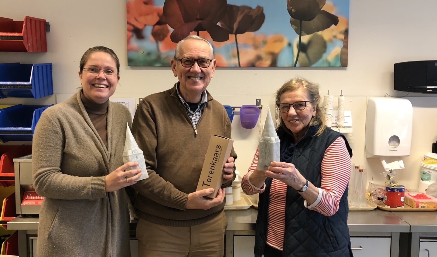 Liesbeth van Meurs, Jaap Lagendijk en Hermien Hekkelman vinden de Torenkaars van de Maartenskerk een prachtig cadeau.