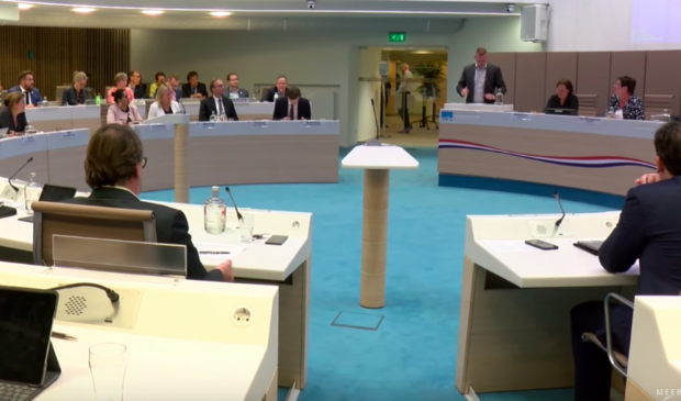 <p>Beeld van een raadsvergadering in het Edese gemeentehuis.</p>