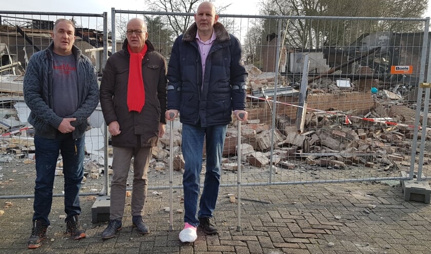 Harry de Vries (midden) met twee bestuursleden van de Stichting
Burgerinitiatief Woudenberg, links penningmeester Erik van
Asselt en rechts voorzitter Jacco van den Essenburg.