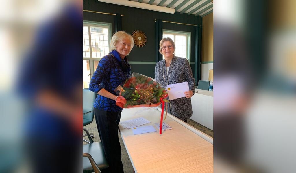 Burgemeester Titia Cnossen bedankte trouwambtenaar Marijke Rozendaal met bloemen voor haar jarenlange inzet voor Woudenberg.