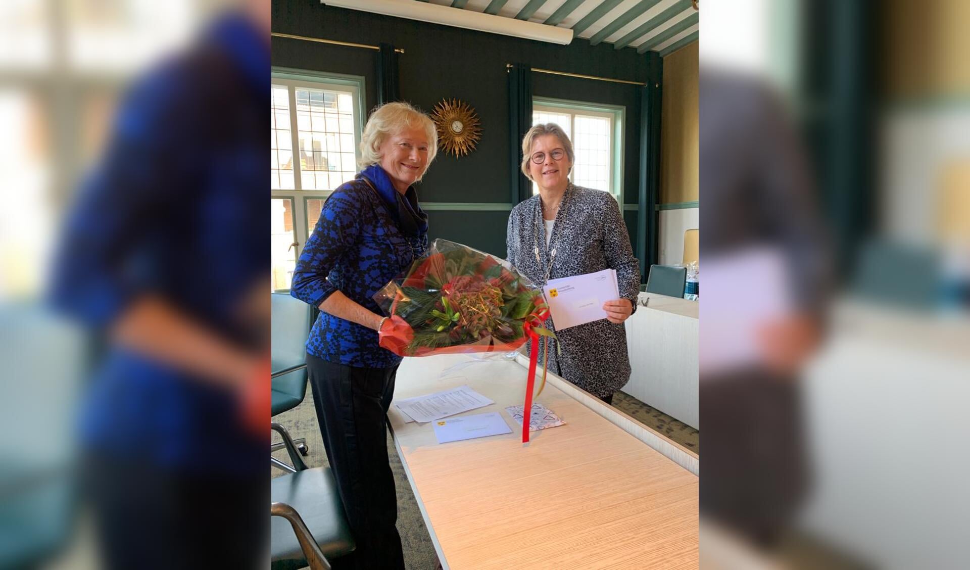 Burgemeester Titia Cnossen bedankte trouwambtenaar Marijke Rozendaal met bloemen voor haar jarenlange inzet voor Woudenberg.