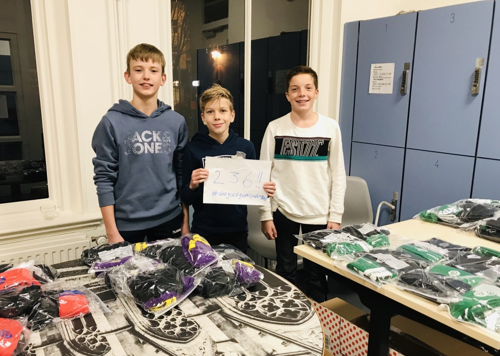Ruben, Tijs en Rudy delen uit in de daklozenopvang.