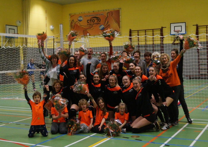 Spelers van de kampioensteams HS1, DS1, DS2 en CMV niveau 2 van CTO'70 Volleybal worden gehuldigd tijdens in het Dorpshuis.