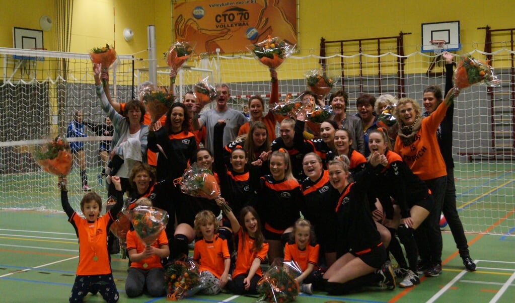 Spelers van de kampioensteams HS1, DS1, DS2 en CMV niveau 2 van CTO'70 Volleybal worden gehuldigd tijdens in het Dorpshuis.