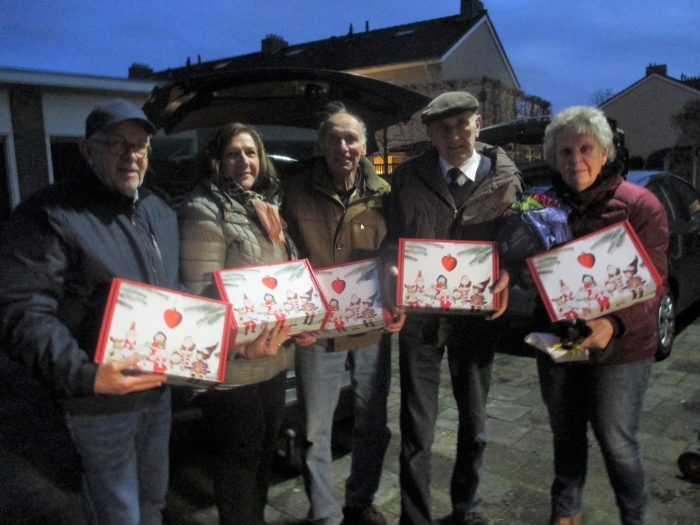 De vrijwilligers staan in de starthouding