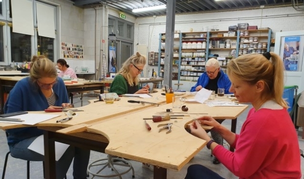 Renée van Dijk in het KunstenHuis aan het werk tijdens de les Goudsmeden. FOTO: Kunstenhuis