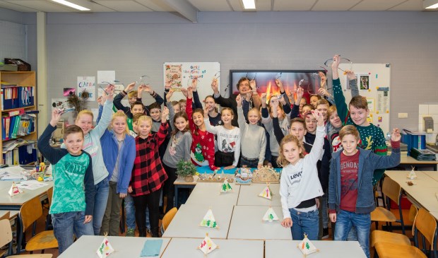 Burgemeester René Verhulst reikte donderdag 19 december de vuurwerkbrillen uit op basisschool De Brugge.
