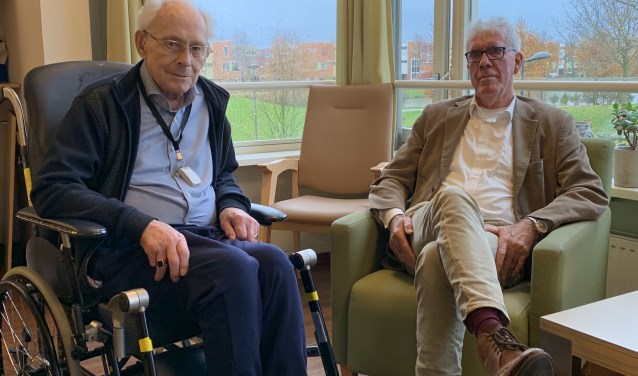 'Ik heb genoeg van de wereld gezien', zegt Willem Stolvoort (links). Naast hem zit vrijwilliger Ed Strobel.