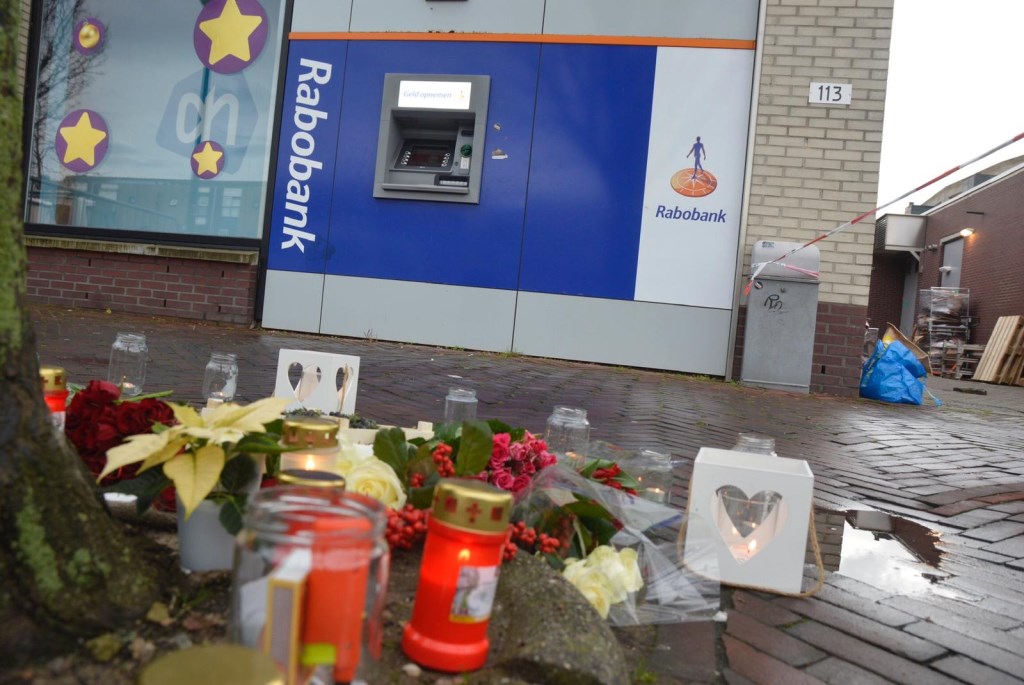 Bloemen op de plek van de steekpartij.