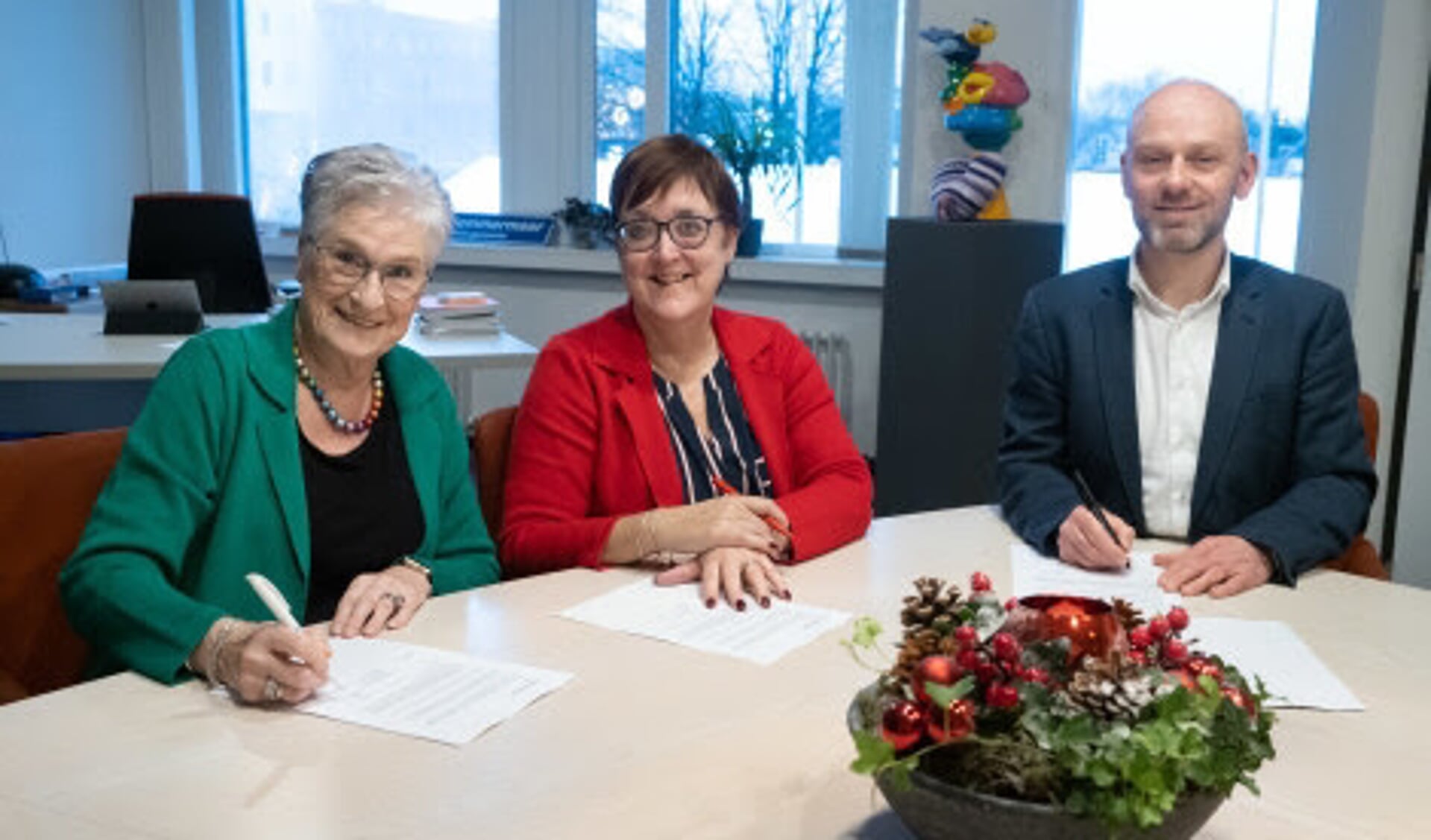 Van links af: Bea van Doorn (Alert), wethouder Mieke Booij (gemeente) en Danny Wijnbelt (Eigen Haard)
