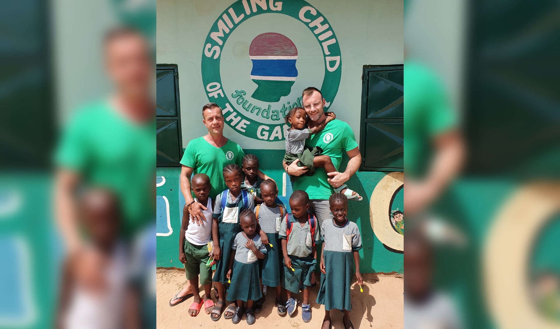 Mark Leeuwis en Jacco Verschoor (oprichters) voor het logo van Smiling Child of The Gambia met schoolkinderen in The Gambia.