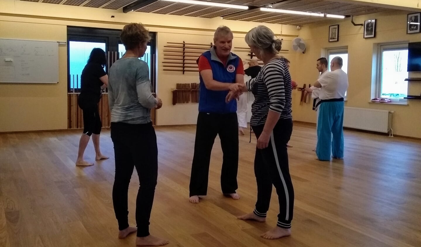 Hans Cleton geeft uitleg tijdens een training zelfverdediging in Scherpenzeel.