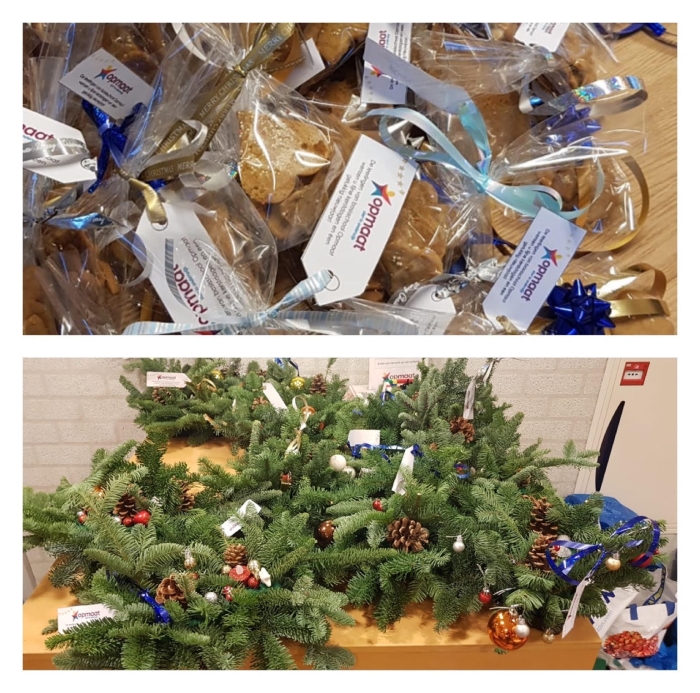 Zelfgebakken kerstkoekjes en gemaakte kerststukjes die in het dorp zijn uitgedeeld