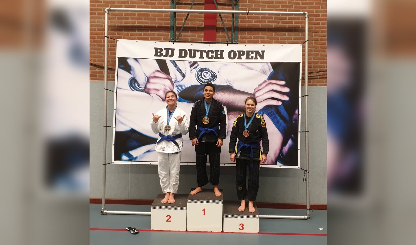 Djoeke Bouwmans (Rechts) 3de op de Dutch Open BJJ 2019