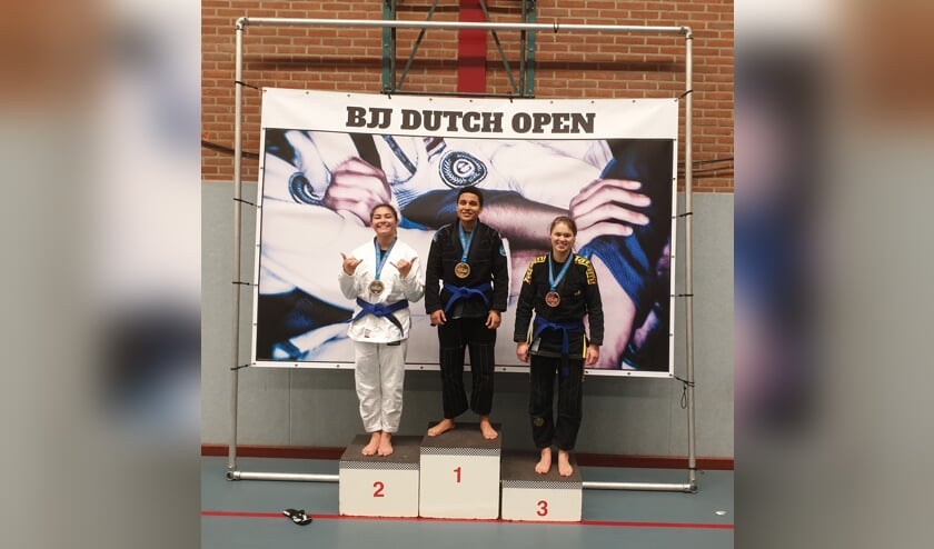 Djoeke Bouwmans (Rechts) 3de op de Dutch Open BJJ 2019