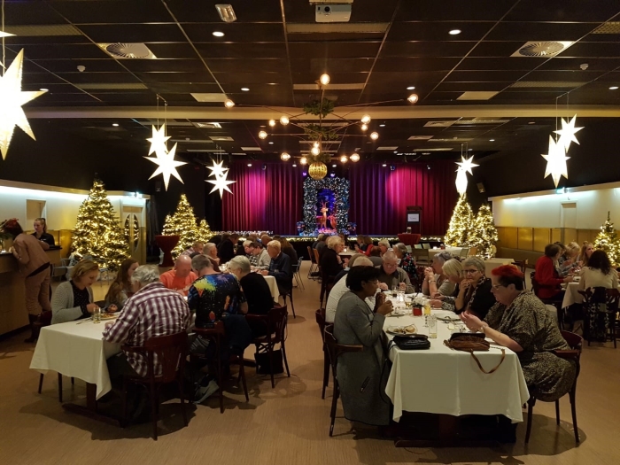 Vrijwilligers van Lariks genieten van een heerlijk diner in De Korf