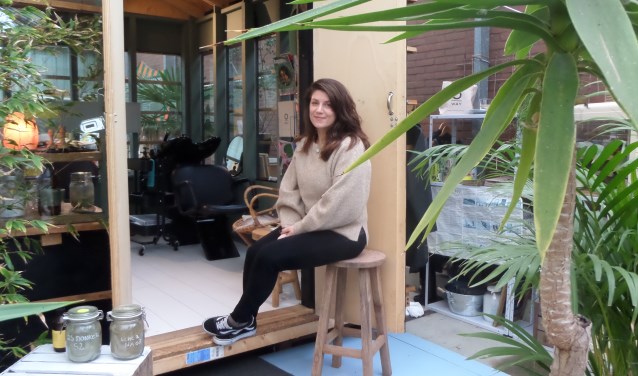 Hairstyliste Joline Klinkenberg van natuurkapsalon 'Schaar zoekt Haar' is de eerste kapper in Haarlem die plantenkleuringen toepast.