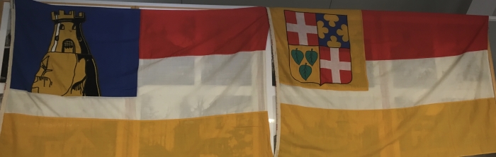 Links de vlag van Stoutenburg, rechts die van Leusden.