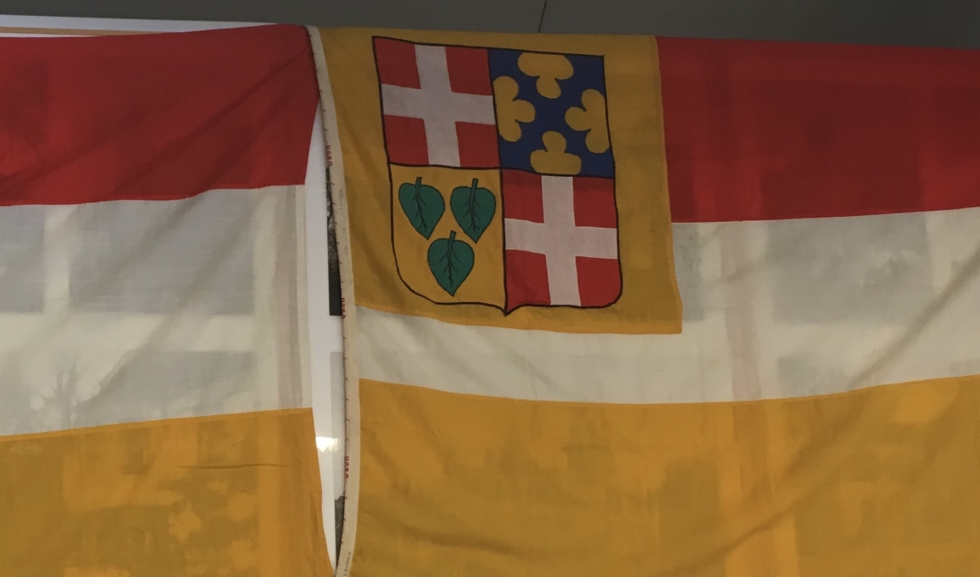 Links de vlag van Stoutenburg, rechts die van Leusden.