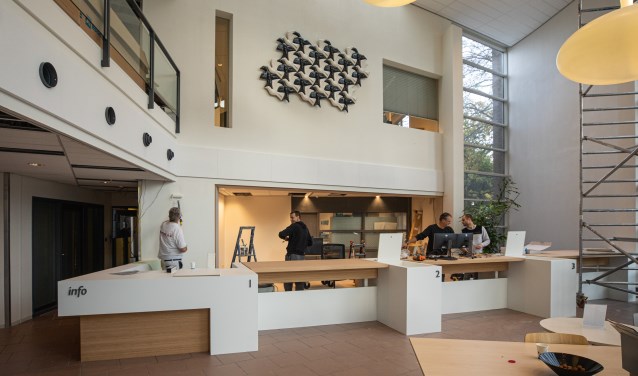 Nieuwe loketten en koffie voor burgers in het Baarnse gemeentehuis.Vandaag wordt de gerenoveerde hal van het gemeentehuis in Baarn opgeleverd.Er zijn nieuwe open balies geplaatst en ook de receptie verhuist naar de “open loketten”.Voorheen zaten de ambtenaren achter (veiligheid) glas echter dat is v