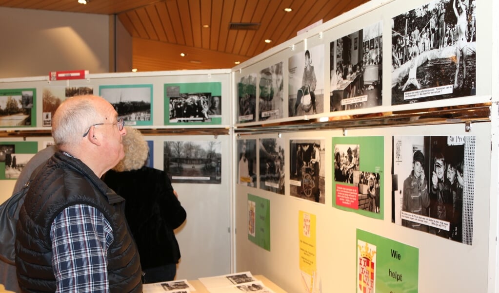 Traditiegetrouw verzorgt de fotocommissie van de Stichting Historisch Hoeflake tijdens de jaarlijkse nieuwjaarsbijeenkomsten een fototentoonstelling.
