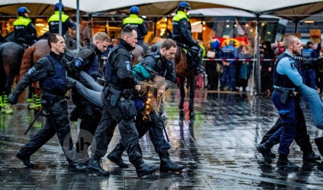 De actievoerders verzetten zich hevig bij hun aanhouding.