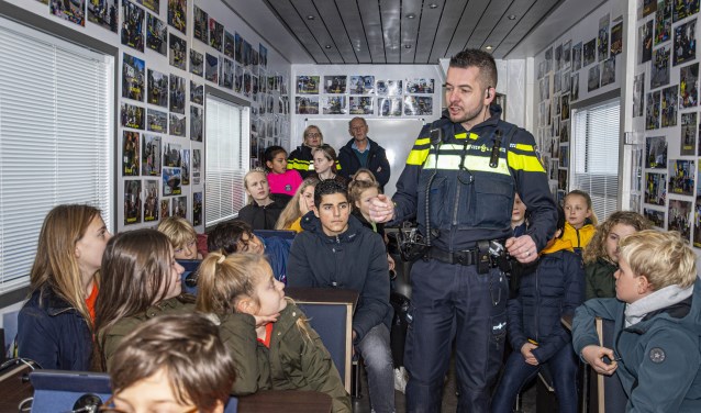 Wijkagent Renz vanTongeren waarschuwt de kinderen voor de gevaren van social media