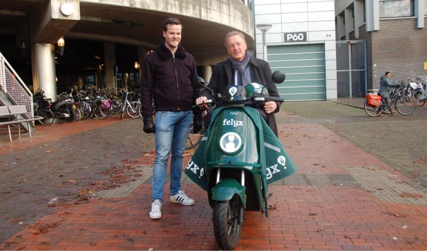 Wethouder Rob Ellermeijer op deelsscooter in het centrum van Amstelveen.