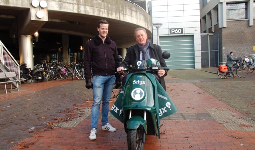 Wethouder Rob Ellermeijer op deelsscooter in het centrum van Amstelveen.