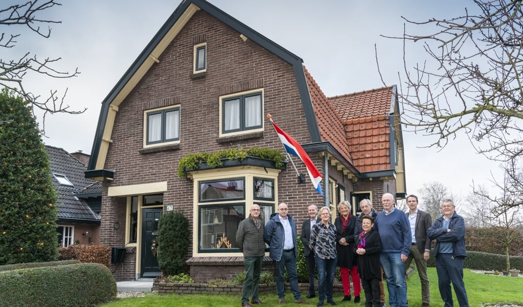 Barnevelders Jan en Gera Siemeling ontvingen vanmorgen uit handen van Vereniging Oud Barneveld en Plaatselijk Belang Barneveld de Barneveldse 'Pluim', als beloning voor het behoud van hun ,,bijzondere'' jaren-dertigwoning aan de Vliegersvelderlaan in Barneveld