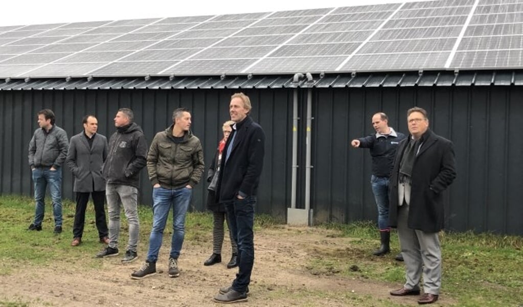 Uitleg over de werking van de zonnepanelen met uiterst rechts wethouder Leo van der Velden. (foto: Wijnand Kooijmans)