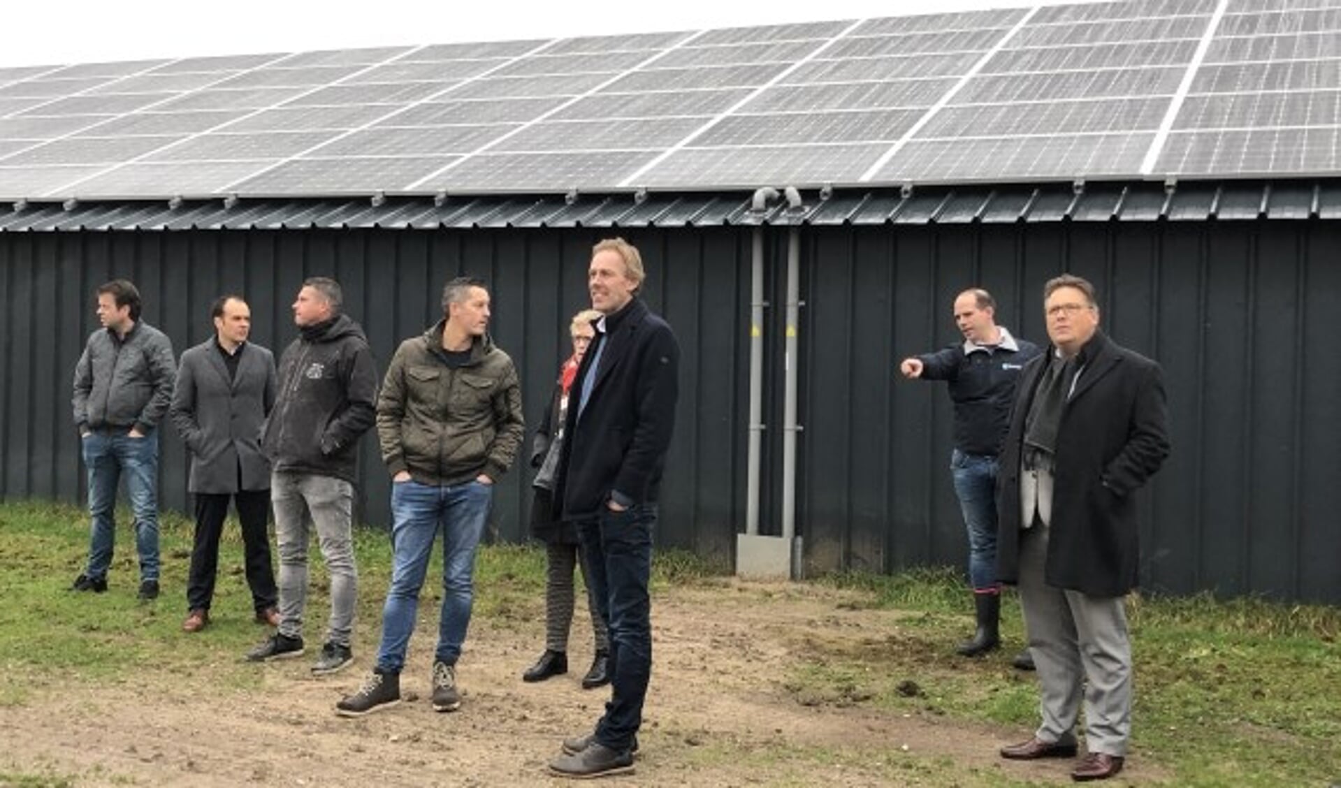 Uitleg over de werking van de zonnepanelen met uiterst rechts wethouder Leo van der Velden. (foto: Wijnand Kooijmans)