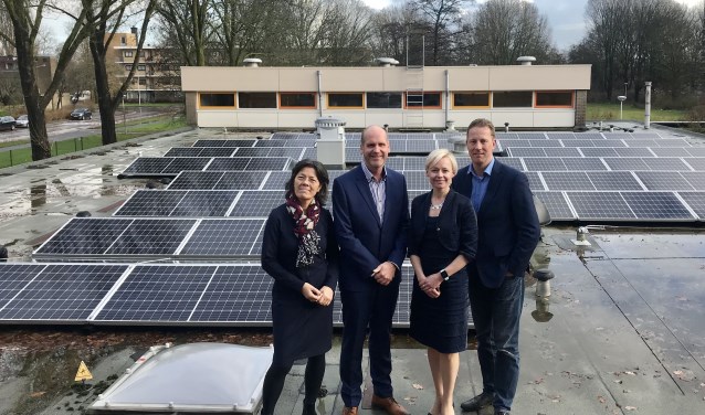 De wethouders Floor Gordon en Frank Berkhout op het dak van van De Bloeiwijzer met Marlies Verkuijlen-Wolff (bestuurder St. Amstelland) en Frans Cornet (bestuurder St. Amstelwijs).