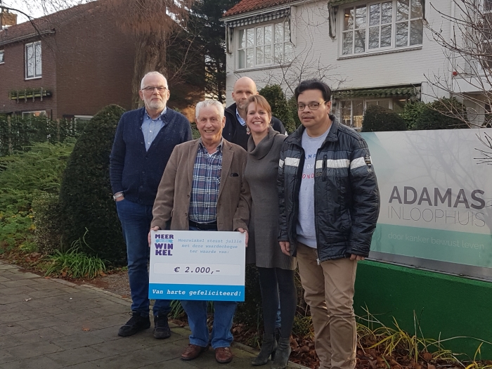 Meerwinkel geeft cheque aan Adamas