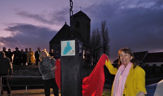 Wethouder Marja Ruigrok onthult één van de vijf nieuwe verhalenpalen in de huidige gemeente Haarlemmermeer.