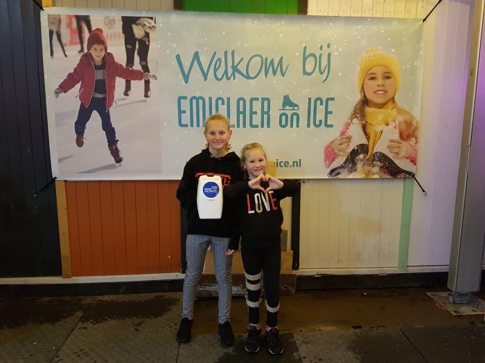 Zusjes Yentl (11jr) & Ninthe (7jr) bij de ijsbaan