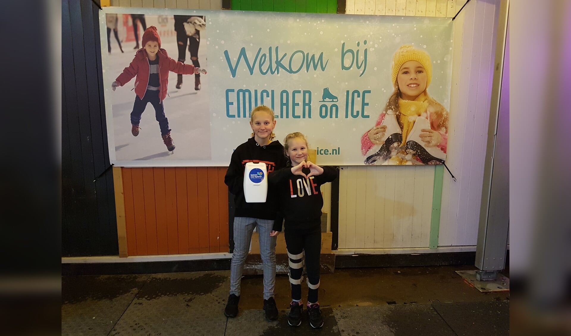 Zusjes Yentl (11jr) & Ninthe (7jr) bij de ijsbaan