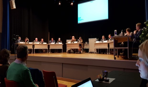 De Scherpenzeelse gemeenteraad vergadert maandagavond - voor de gelegenheid duidelijk zichtbaar op het podium - over de toekomst van het dorp.