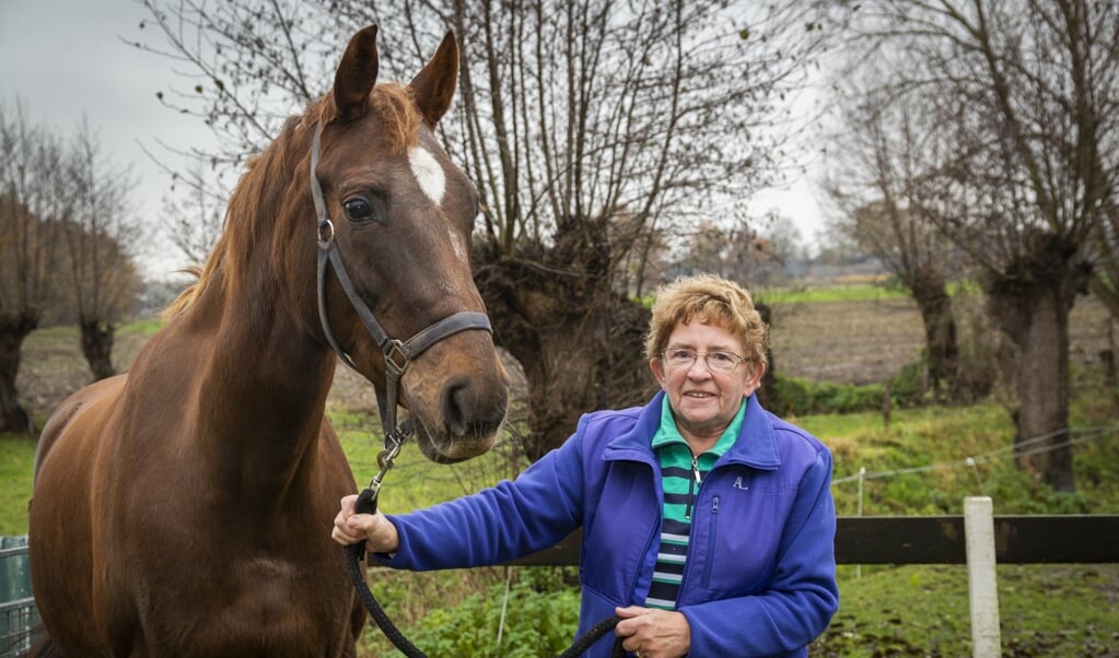 Maasje Gillis met haar paard Roos aan de Lage Valkseweg.
