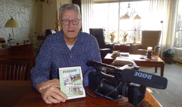 Gert met de evacuatie-dvd en zijn videocamera.
