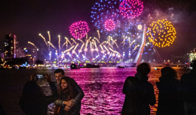 ROTTERDAM - Feestvierders vieren de jaarwisseling bij de Erasmusbrug. Op en rond de brug wordt het Nationale Vuurwerk afgestoken. ANP ROBIN UTRECHT