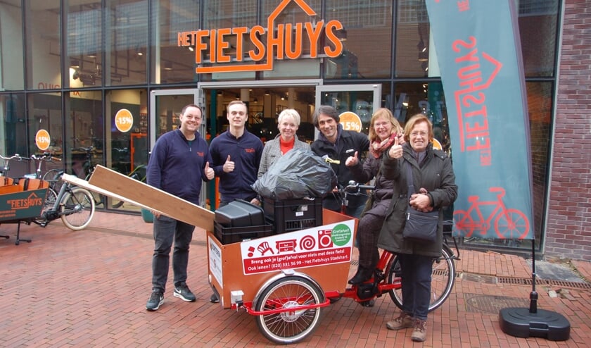 Marjon Brugman bij de bakfiets omringd door medewerkers van Het Fietshuys, wethouder Fllor Gorn, stadsdichter Matthijs den Hollander en een vriendin van haar.
