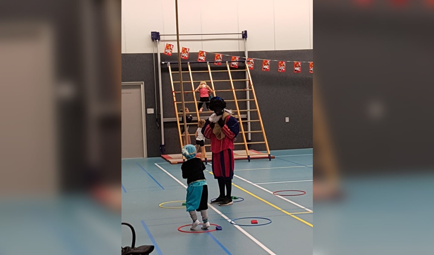 Zwarte Piet en kinderen slingeren in de touwen