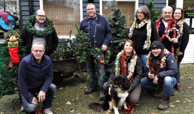 Deze vrijwilligers staan klaar om een mooie kerstmarkt te bieden.