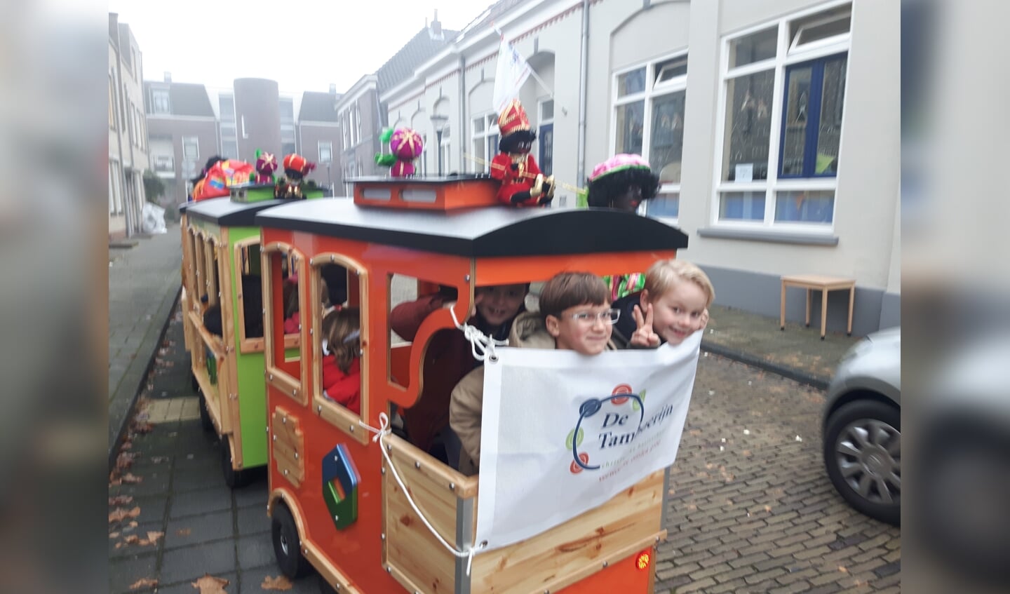 De kinderen van CBS De Tamboerijn mochten een ritje door de stad maken in de stoomtrein van Sinterklaas.